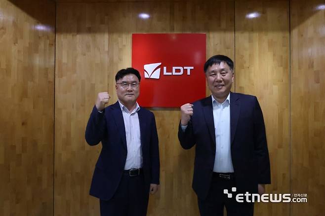 김영신 중소기업기술정보진흥원장이 충남 천안시에 위치한 디스플레이·반도체 및 방재 솔루션 기업 엘디티(LDT)를 방문해 정재천 엘디티 대표와 기념 촬영했다.(사진=중소기업기술정보진흥원)
