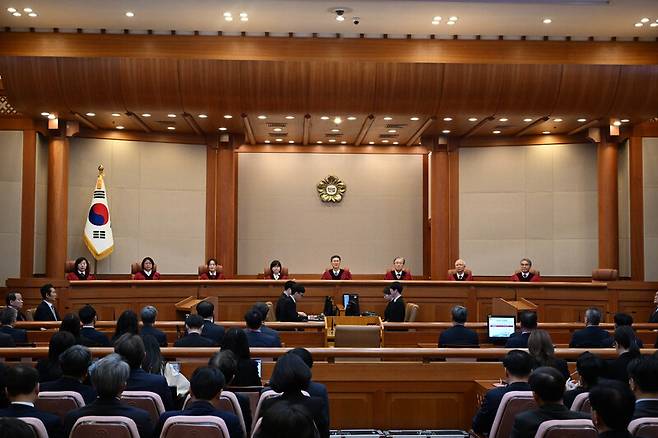 4일 서울 종로구 헌법재판소 대심판정에서 윤석열 대통령 탄핵심판 선고 기일이 진행되고 있다. 사진공동취재단