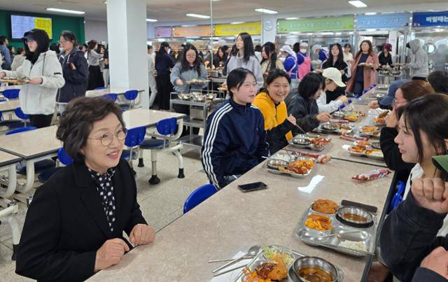 김동연 경기지사 부인 정우영씨가 10일 천안여고 교내 식당에서 학생들과 대화를 나누고 있다. 천안여고 제공