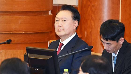 윤석열 전 대통령이 지난 1월 23일 오후 서울 종로구 헌법재판소에서 열린 탄핵심판 4차 변론기일에 출석한 모습. 뉴스1