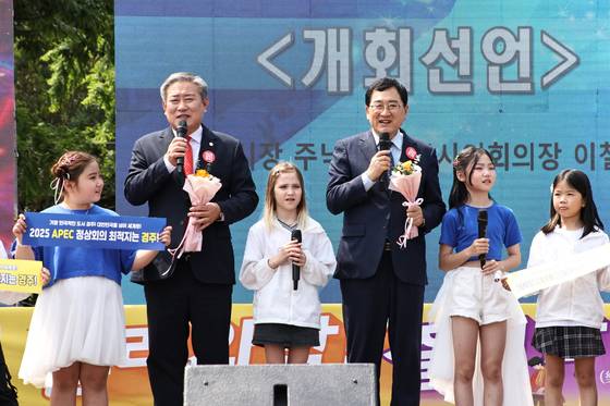 지난해 5월 황성공원 타임캡슐공원 일원에서 열린 ‘제26회 청소년 화랑문화제’에서 주낙영 경주시장이 “청소년이 건강하게 성장하고 꿈을 응원하는 환경을 만들기 위해 노력하겠다”고 밝히고 있다.