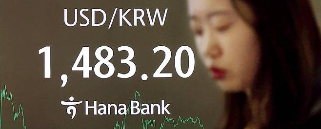 < “1500원도 열려있다” > 미국의 상호관세가 발효된 9일 원·달러 환율(오후 3시30분 기준)은 10원90전 오른 1484원10전에 주간 거래를 마감했다. 세계 금융위기 당시인 2009년 3월 12일 후 16년여 만의 최고 수준이다. 서울 을지로 하나은행 본점 딜링룸에 이날 원·달러 환율이 표시돼 있다. /김범준 기자