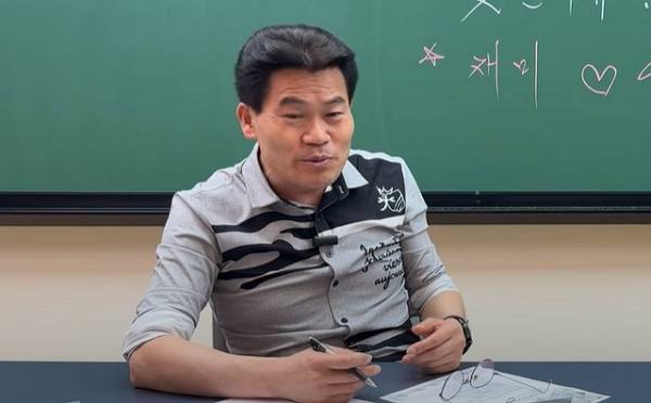 윤석열 전 대통령 파면을 반대해 온 한국사 강사 전한길이 은퇴를 고민했다. 사진은 유튜브 채널 '전한길뉴스'에 등장한 전한길 모습. /사진=유튜브 채널 '전한길뉴스' 캡처