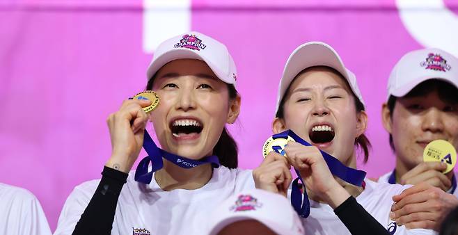 8일 인천 삼산월드체육관에서 열린 프로배구 V리그 여자부 챔피언결정전 흥국생명과 정관장의 5차전. 세트 스코어 3 대 2로 승리하며 우승을 차지한 흥국생명의 김연경이 시상식에서 환호하고 있다. 연합뉴스
