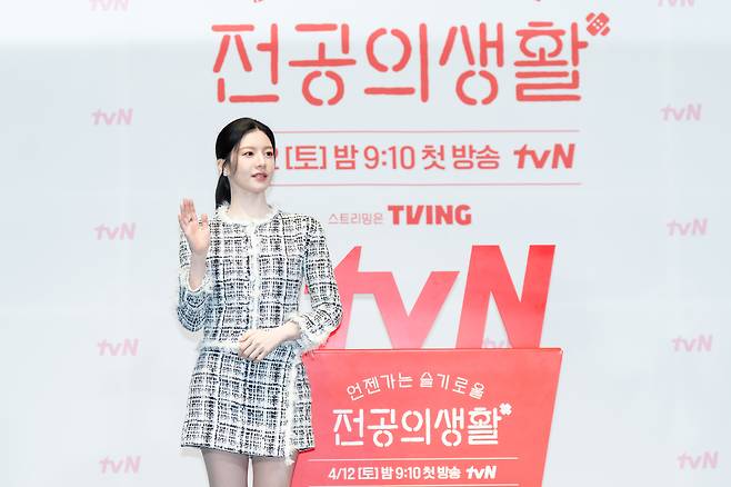 배우 고윤정이 10일 오후 서울 신도림 라마다호텔에서 열린 tvN 새 주말극 ‘언젠가는 슬기로울 전공의생활’의 제작발표회에 참석해 포즈를 취하고 있다. 사진 tvN