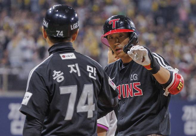 10일 고척 키움전에서 출루한 뒤 하이파이브하고 있는 LG 송찬의. 연합뉴스