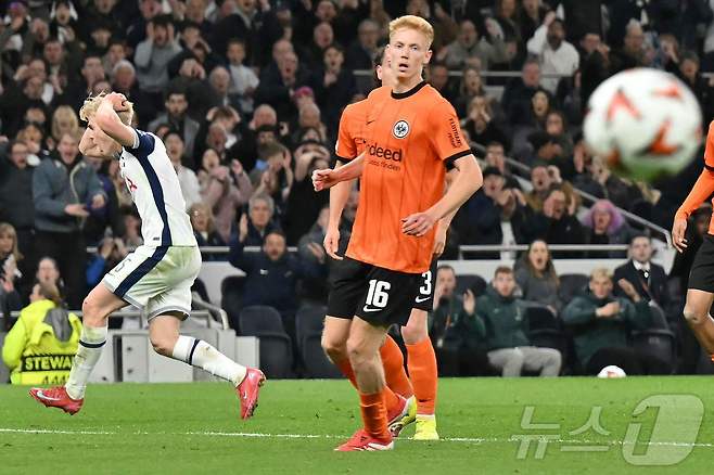 토트넘의 루카스 베리발 자신의 슈팅이 골대에 맞고 나오자 아쉬워하고 있다. ⓒ AFP=뉴스1