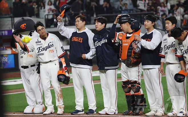 11일 대전 한화생명볼파크에서 열린 '2025 신한 SOL 뱅크 KBO리그' 한화 이글스와 키움 히어로즈 경기에서 12대2로 승리한 한화 선수들이 인사하고 있다. 2025.4.11/뉴스1 ⓒ News1 김기남 기자
