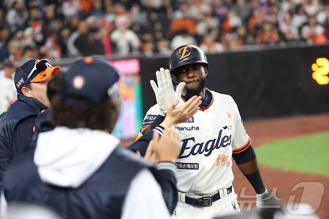 11일 대전 한화생명볼파크에서 열린 '2025 신한 SOL 뱅크 KBO리그' 한화 이글스와 키움 히어로즈의 경기에서 한화 프롤리얼이 7회말 솔로 홈런을 치며 더그아웃에 들어오고 있다. 2025.4.11/뉴스1 ⓒ News1 김기남 기자