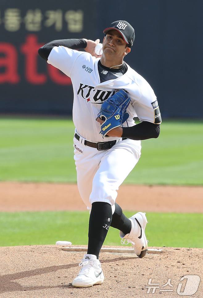 9일 오후 경기 수원시 장안구 KT 위즈파크에서 열린 프로야구 '2024 신한 SOL 뱅크 KBO 포스트시즌' 준플레이오프 4차전 LG 트윈스와 kt 위즈의 경기에서 kt 쿠에바스가 역투하고 있다. 2024.10.9/뉴스1 ⓒ News1 임세영 기자