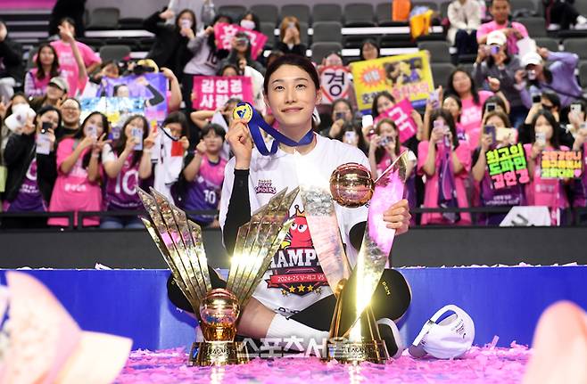 김연경이 두 개의 트로피를 놓고 기념촬영을 하고 있다. 2025. 4. 8. 인천 | 박진업 기자