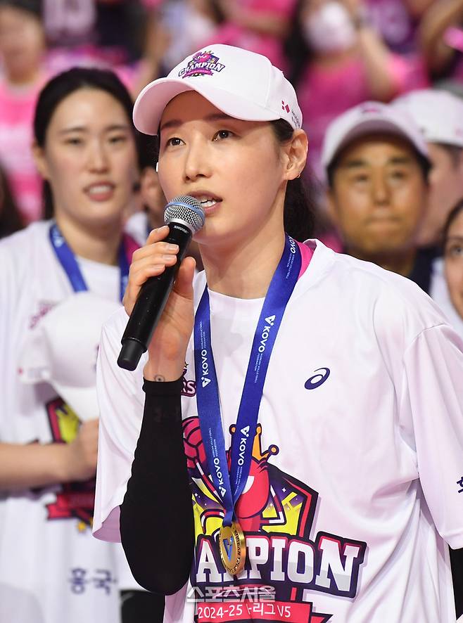 흥국생명 김연경이 8일 인천 삼산월드체육관에서 열린 2024-2025 V리그 여자부 정관장과의 챔피언결정전 5차전에서 정관장을 꺾고 통합 우승을 차지한 뒤 소감을 밝히고 있다. 2025. 4. 8. 인천 | 박진업 기자 upandup@sportsseoul.com