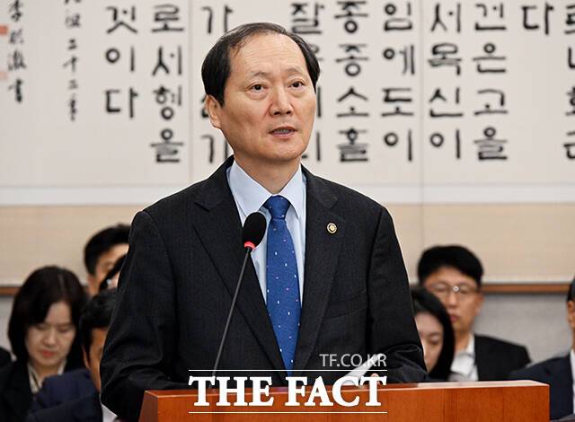 헌법재판관 후보자로 지명된 이완규 법제처장이 과거 이명박 전 대통령을 비방한 천안함 민군합동조사단 위원을 재판에 넘겼으나 무리한 기소라는 비판을 받고 무죄가 확정됐던 것으로 드러났다. 이완규 법제처장이 지난해 11월4일 오후 서울 여의도 국회에서 열린 법제사법위원회 전체회의에 참석해 2025년도 예산안에 대한 제안설명을 하고 있다./배정한 기자