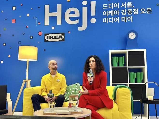 11일 서울 강동구 이케아 강동점에서 열린 미디어데이에서 왼쪽부터 매그너스 노르베리 이케아 강동점 점장과 이사벨 푸치 이케아 코리아 대표가 기자들의 질문에 답하고 있다. 이성민 기자