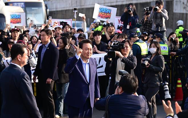 윤석열 전 대통령이 11일 오후 서울 용산구 대통령 관저에서 나와 지지자들에게 인사하고 있다. /뉴스1