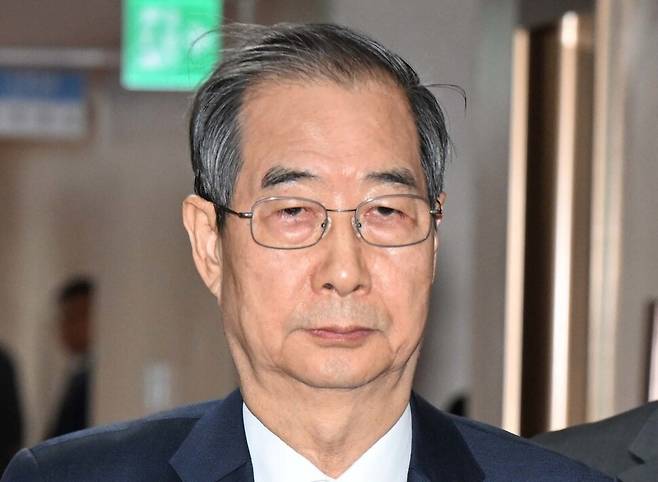 한덕수 대통령 권한대행이 8일 광화문 정부서울청사에서 열린 국무회의에 입장하고 있다. 대통령실사진기자단