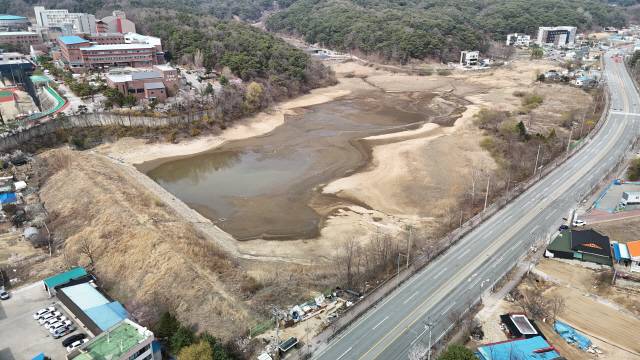 ▲ 작품의 소재가 된 강원고등학교와 노루목 저수지. 작가는 소설에서 이곳 저수지를 두고 “나라에 불행한 일이 생길 때마다 울음소리가 들린다는 이야기가 전해진다”며 “어딘가 스산하면서도 적막한 그 안에 100년 동안의 눈물이 고여 있다고 생각하면 마음이 차분히 가라앉곤 했다”고 표현했다.