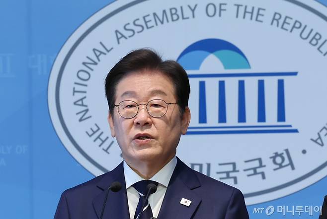 (서울=뉴스1) 이재명 기자 = 제21대 대통령선거에 출마를 선언한 이재명 더불어민주당 전 대표가 11일 오전 서울 여의도 국회 소통관에서 기자회견을 열고 비전 및 캠프 인선을 발표하고 있다. 2025.4.11/뉴스1 Copyright (C) 뉴스1. All rights reserved. 무단 전재 및 재배포, AI학습 이용 금지. /사진=(서울=뉴스1) 이재명 기자