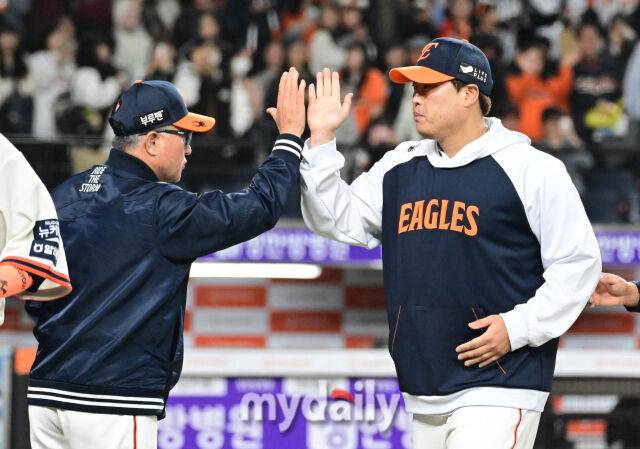 2025년 4월 11일 오후 대전 한화생명 볼파크에서 진행된 '2025 신한 SOL뱅크 KBO 리그' 키움 히어로즈와 한화 이글스의 경기. 한화 김경문 감독과 류현진이 12-2로 승리한 뒤 기뻐하고 있다./대전 = 유진형 기자