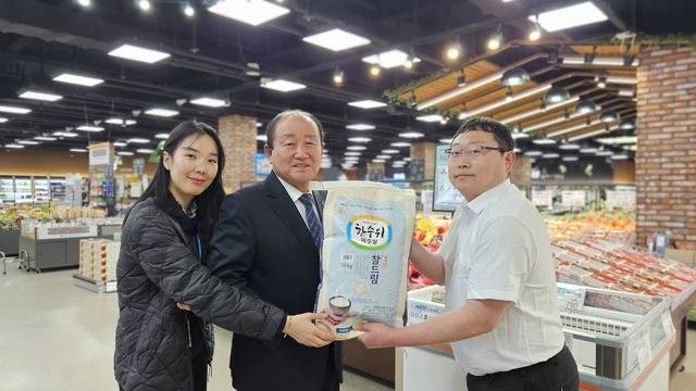 황규영 경기 파주 신교하농협 조합장(오른쪽 두번째)과 한용운 하나로마트 점장(〃첫번째)이 하나로마트의 인기 상품 중 하나인 ‘한수위파주쌀’을 들어보이고 있다.