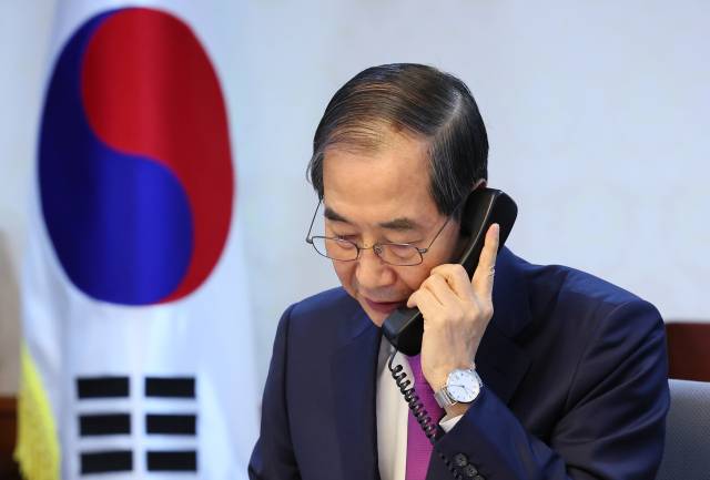 ▲한덕수 대통령 권한대행 국무총리가 8일 정부서울청사에서 도널드 트럼프 미국 대통령과 전화 통화를 하고 있다. ⓒ연합뉴스