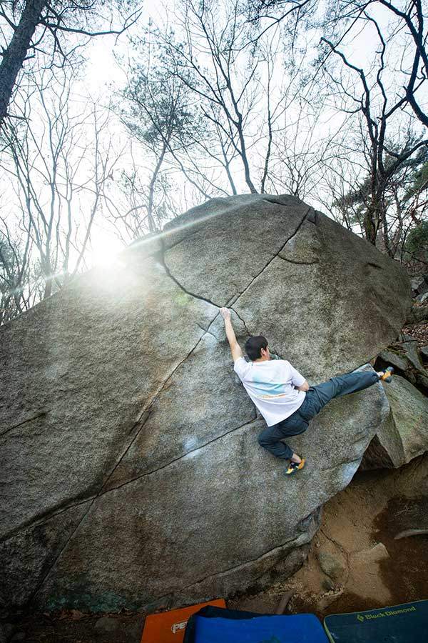 Triple X를 등반하는 김명수씨. 오른쪽으로 몸을 넘겨 훅을 거는 동작을 완벽히 성공해냈다.