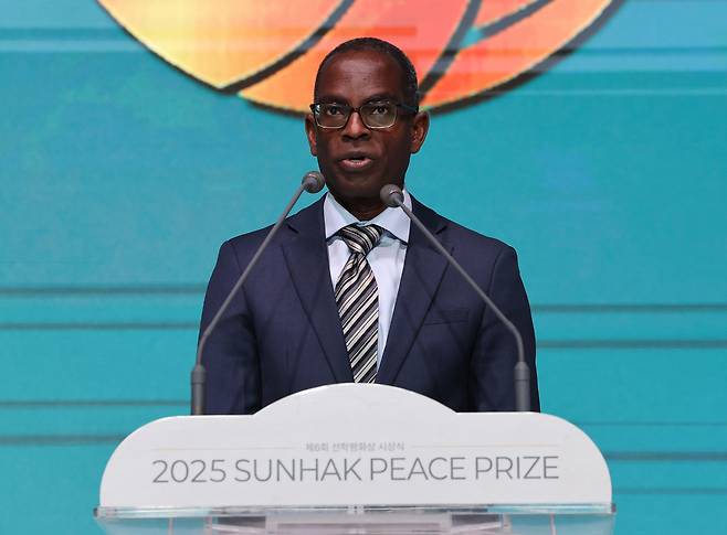 11일 서울 송파구 롯데호텔월드에서 열린 제6회 선학평화상 시상식에서 패트릭 아우아 아시시 대학교 설립자 겸 총장이 선학평화상을 받은 뒤 수상 연설을 하고 있다. 허정호 선임기자