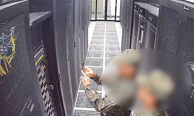 지난해 12월3일 계엄령 선포 당시 중앙선거관리위원회 과천청사 CCTV에 찍힌 계엄군이 선관위 시스템 서버를 촬영하는 모습. 국회 행정안전위원회 제공