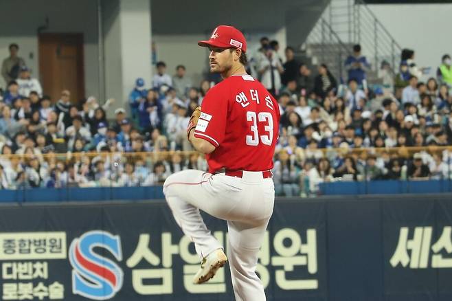 ▲ 앤더슨은 데이터분석팀의 도움을 받아 미세한 부분을 수정하며 패스트볼의 위력을 되찾았다 ⓒSSG랜더스