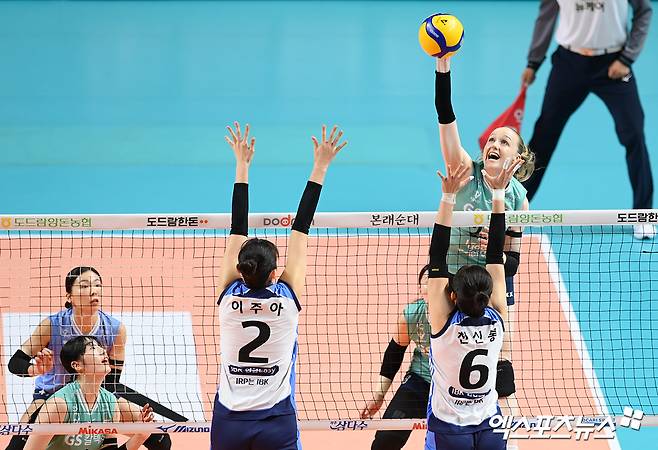 6일 오후 서울 장충체육관에서 열린 ‘도드람 2024-2025 V-리그’ GS칼텍스와 IBK기업은행의 경기, GS칼텍스 와일러가 공격을 시도하고 있다. 엑스포츠뉴스 DB