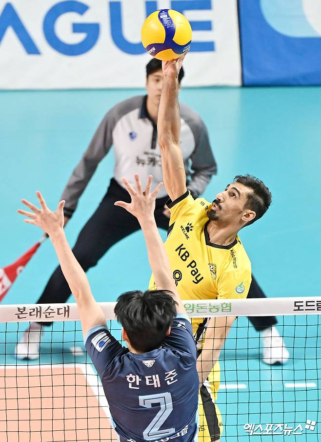 26일 오후 서울 장충체육관에서 열린 ‘도드람 2024-2025 V-리그’ 우리카드와 KB손해보험의 경기, KB손해보험 야쿱이 공격을 시도하고 있다. 엑스포츠뉴스 DB