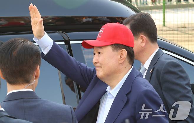 윤석열 전 대통령이 11일 오후 서울 용산구 대통령 관저에서 나와 지지자들과 인사하고 있다. (공동취재) 2025.4.11/뉴스1 ⓒ News1 김성진 기자