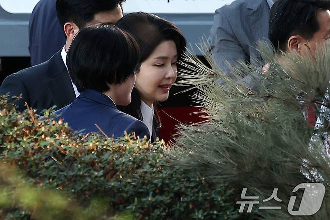 윤석열 전 대통령 부인 김건희 여사가 11일 한남동 관저를 퇴거해 사저인 서울 서초구 아크로비스타로 들어서고 있다. 2025.4.11/뉴스1 ⓒ News1 박세연 기자