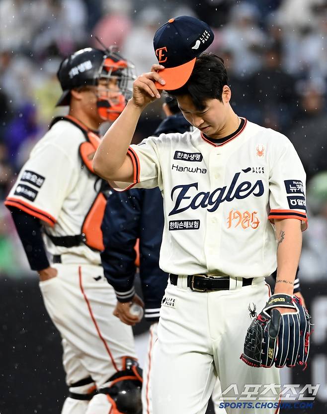 12일 대전 한화생명볼파크에서 열린 키움과 한화의 경기, 4회초 한화 엄상백이 마운드를 내려가고 있다. 대전=허상욱 기자wook@sportschosun.com/2025.04.12/