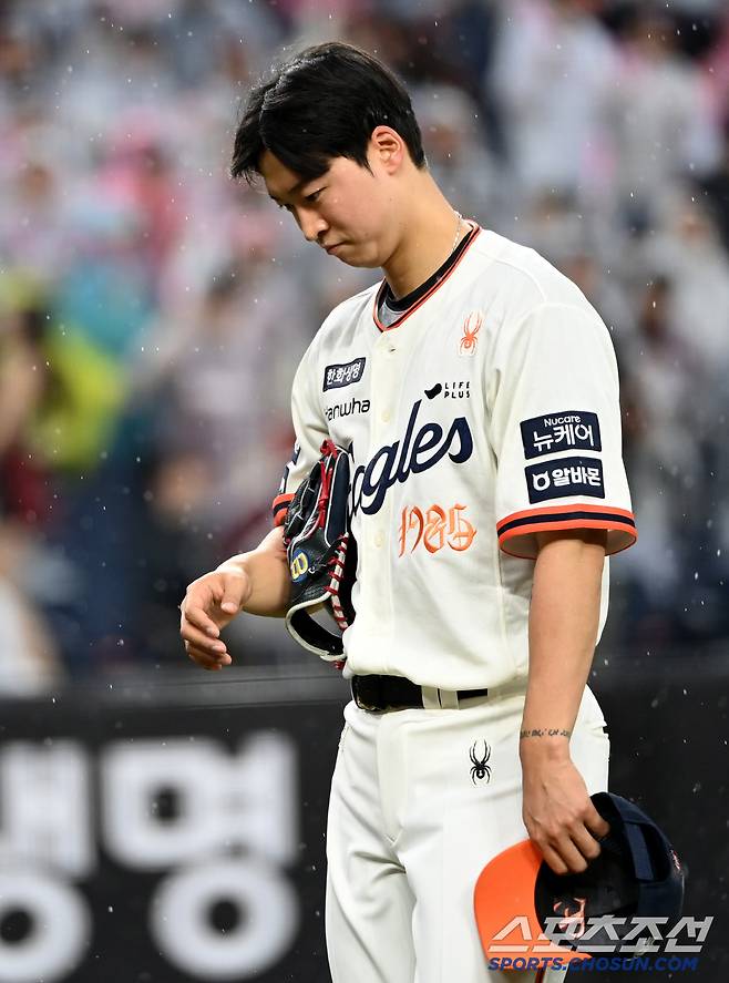 12일 대전 한화생명볼파크에서 열린 키움과 한화의 경기, 4회초 한화 엄상백이 마운드를 내려가고 있다. 대전=허상욱 기자wook@sportschosun.com/2025.04.12/