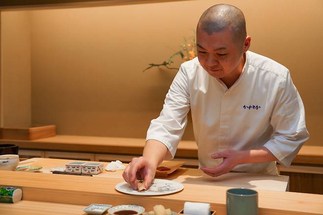 타마루 마츠히로 셰프가 초밥을 내어주고 있는 모습. /그랜드 인터컨티넨탈 서울 파르나스