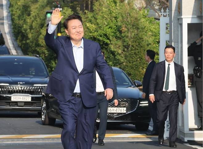 관저를 퇴거한 윤석열 전 대통령이 11일 오후 서울 한남동 관저 앞에서 지지자들에게 인사하고 있다. ⓒ데일리안 방규현 기자