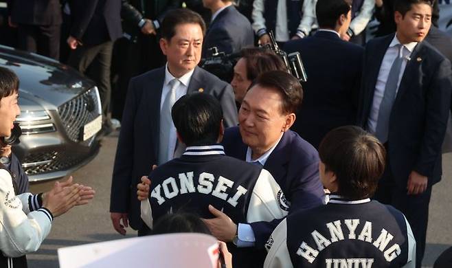 관저를 퇴거한 윤석열 전 대통령이 11일 오후 서울 한남동 관저 앞에서 지지자들에게 인사하고 있다. ⓒ데일리안 방규현 기자