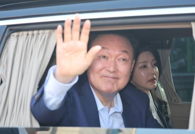관저를 퇴거한 윤석열 전 대통령이 11일 오후 서울 서초구 아크로비스타 사저로 향하며 지지자들에게 인사하고 있다. ⓒ데일리안 방규현 기자