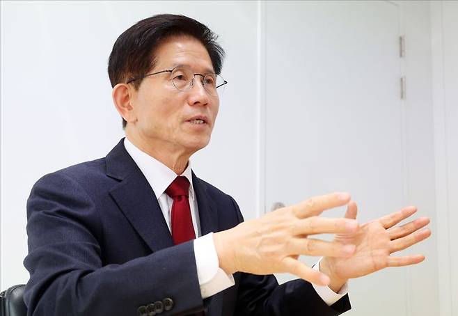 21대 대선 출마를 선언한 국민의힘 대권주자 김문수 전 고용노동부 장관이 11일 오후 서울 여의도 대하빌딩에 마련된 캠프 사무실에서 데일리안과 인터뷰를 하고 있다. ⓒ데일리안 홍금표 기자