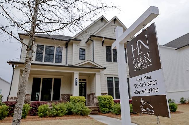 미국 부동산 시장의 기준금리 역할을 하는 30년 고정 주택담보대출(모기지) 금리가 치솟은 끝에 11일(현지시간) 심리적 저항선인 7% 벽을 뚫었다. 주택 시장 최대 대목인 봄 이사 철 정점에 모기지 금리가 치솟음에 따라 미 주택 시장에 찬바람이 몰아칠 전망이다. EPA 연합