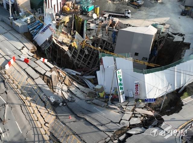 11일 광명시 일직동 신안산선 제 5-2공구 공사 현장에서 이날 오후 3시 37분께 붕괴 사고가 발생했다. 해당 사고로 작업자 1명이 고립돼 소방대가 구조작업을 벌이고 있다. 1명은 실종된 상태다. 경기일보DB