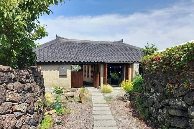 김녕해변 인근에 위치한 전통 가옥 에어비앤비. 1866년 처음 지은 집을 개조했다. / 사진=에어비앤비