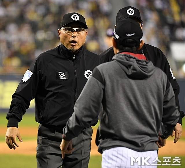 이영재 1루심에게 항의하고 있는 염경엽 감독. 사진(잠실 서울)=천정환 기자