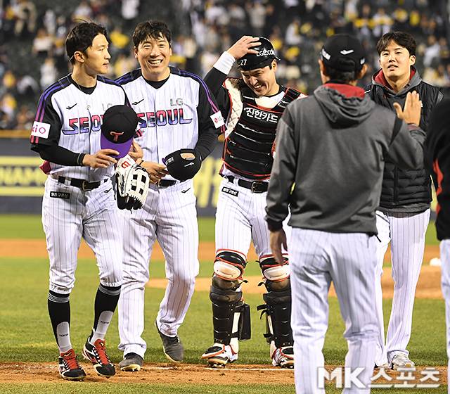 염경엽 감독과 LG 선수단. 사진(잠실 서울)=천정환 기자