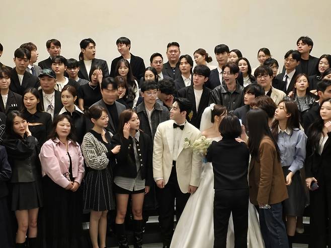 공개된 사진 속에는 무려 수십 명의 연예계 동료들이 등장해, 결혼식이 아닌 하나의 거대한 팬미팅을 방불케 했다. 사진=은가은 가족 제공