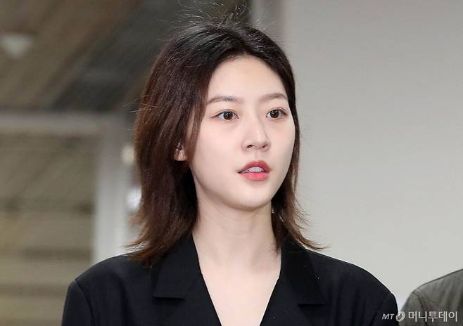 배우 고(故) 김새론이 2021~2022년 가수 우즈(조승연)와 교제한 사실이 뒤늦게 알려졌다. 김새론은 과거 지인에게 보낸 문자메시지에서 자신이 미성년자였던 2015년부터 2021년 7월까지 배우 김수현과 교제했다고 밝혔는데, 이와 배치되는 정황이 드러난 셈이다. /사진=뉴스1