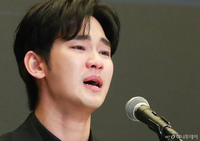 배우 김수현이 31일 오후 서울 마포구 상암동 스탠포드호텔에서 진행된 기자회견에서 최근 불거진 사생활 논란에 대해 밝히고 있다. /사진=이동훈 photoguy@