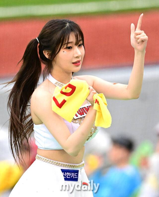 KIA에서 LG로 이적한 이주은 치어리더가 응원하고 있다 / 잠실 = 유진형 기자 zolong@mydaily.co.kr