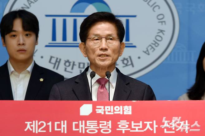 김문수 전 고용노동부 장관이 9일 서울 여의도 국회 소통관에서 21대 대통령 선거 출마 선언 기자회견을 하고 있다. 윤창원 기자